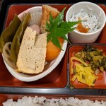 日本料理ふじさき - 出汁巻き玉子や煮物に小鉢、漬物✨