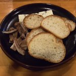 ビストロせん本亭 - 自家製ベーコン（杜仲茶ポーク）とブルーチーズとフランスパンの盛り合わせ