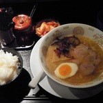 有馬屋ラーメン - ラーメンライスキムチ付