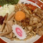 Chuukasoba Hamadaya - ナルト、豚肉、キムチ、ニンニクチップ、ネギ、海苔、コチジャン、メンマ、生玉子(奥久慈卵)