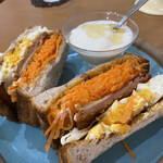 Cafe Solare - ハムカツ　キャロットラペ　卵のクルミ食パン焼きトースト