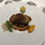ル・ジャンティオム - メインの鴨のコンフィ。外はパリ！なかは、ふわり。黄色いソースで甘い味に変わり、ボリュームがあるけど飽きません。