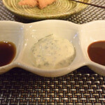 Hagakuretei - 串揚げは鶏ガラ出汁・タルタルソース・ブレンドソースでいただきます