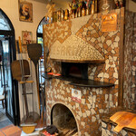 ピッツェリア ブラチェリア チェザリ - こちらがフェラーラ製の薪窯。