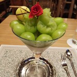 水信フルーツパーラー - シャインマスカットのパフェ