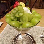 水信フルーツパーラー - 裏側。マスカット山盛り❤️