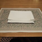 水信フルーツパーラー - 前回と同じ席に案内されましたが、マットの色は違ってます。