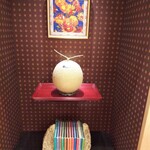 水信フルーツパーラー - 何故か店内には メロン様が…