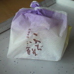 Okamanhompo - 小さな袋に入った「か津ら　ふじ餅」１個　７８円