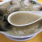 大峰ラーメン - あっさり味の豚骨スープ