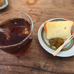 CAFE 小さい麦 - アイスコーヒーとシフォンケーキ