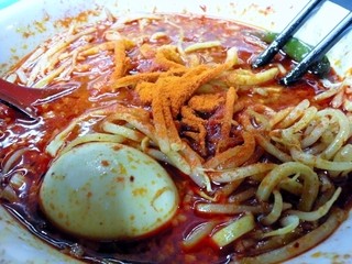 へーちゃんラーメン - 辛さが足りないので卓上の厳選された唐辛子を山盛り追加、そして又追加!!