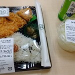平田牧場 - 三元豚ロースかつ弁当800円、キャベツ 100円、お茶 100円 ♪