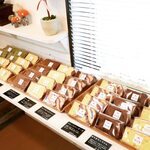 たけおしふぉん PAS A PAS - 十数種類のシフォンケーキが所狭しと並びます