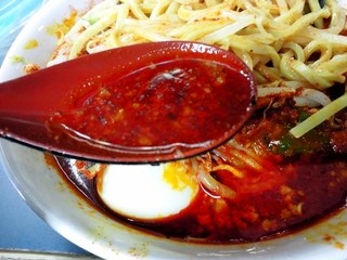 へーちゃんラーメン - 奥深い旨味を秘めた豚骨ベースの汁は勿論血の池状態