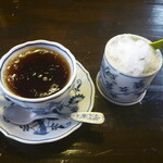 絶品パスタ  俺の味 - 左:シャーベット状、これがホントのアイスコーヒー　右:抹茶&バニラアイス小倉かき氷