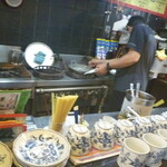 絶品パスタ  俺の味 - 茹で湯のアク掬ってます