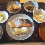 Sachifukuya Kafe - 天然紅鮭の甘塩焼き 大根おろし添え定食。ご飯とお味噌汁はおかわり自由がありがたい。