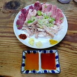 まこちゃん - 刺し盛り(タン・ハツ・ガツ・コブクロ)、胡麻油&醤油