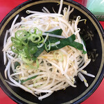 豚骨醤油ラーメン 王道家 - にらもやし