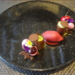 レストラン ラ・フロレゾン・ドゥ・タケウチ - ～LE DESSERT～特製デザート アメリカンチェリーとチョコレート ピスタチオのクリーム カシスのソルベ