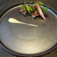 レストラン ラ・フロレゾン・ドゥ・タケウチ - ～LA BONTE～千葉県産ケンケン鰹を藁焼きしてからマリネ 3種の調理法で仕上げた茄子と酸味のきいたコディメント 知多半島のマイクロリーフを添えて