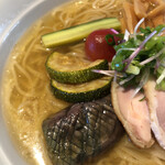 吟麺 今日華 - 今回はナスの煮浸し、ズッキーニ、酢漬けキュウリ、トマトが乗ってます。