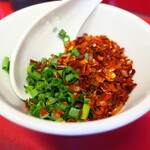 ラーメン二郎 - 待ってる間に粗挽き唐辛子投下～♪