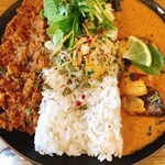 アオヤギ食堂 - あいがけカレーエビと夏野菜マッサマンカレー&キーマカレー