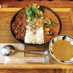アオヤギ食堂 - あいがけカレー　1100円温玉・スパイスおかず・豆スープ付