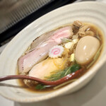 鶏そば 朱雀 - 『鶏そば醤油　味玉』斜めから