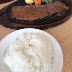 ステーキハウス タワラ - 小ライスとステーキ