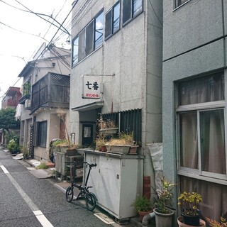 七番 - 閑静な住宅街の中にあります。