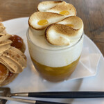 パティスリー・パリセヴェイユ - サヴァランエキゾティック670円
      パッションフルーツすきなんです。
      メレンゲから美味しい。
      美しい。