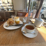 パティスリー・パリセヴェイユ - サヴァランエキゾティック670円
      サントノーレキャラメル670円
      アールグレイ750円
      税込表記