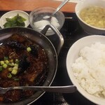 楽宴 - 麻婆茄子定食700円 肉味噌の味が濃すぎでしたが、茄子はふわとろで美味しかったです。杏仁豆腐も安心して食べれます。コスパ良いです。