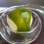 プレゼンテ スギ - エアーアイス（レンコンアイスとマリーゴールドの葉っぱのソース）