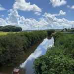 プレゼンテ スギ - 【おまけ】来る途中の夏の空と川1