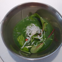 ル　ピニョン - ～おもてなしの一皿～ジャガイモとパセリの冷製スープ ベビーリーフ 釜揚げシラス