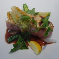 ル　ピニョン - ～肉料理～粉雪ポークのパン粉焼き 新玉葱 ズッキーニ ズッキーニの花のフリット 赤ワインソース