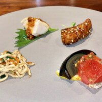 新中国料理HARAKAWA 北新地店 - 棒々鶏、白身魚の黒酢ソース、干し豆腐のオイスターソース和え、ピータンとトマトの杏子ゼリー寄せ