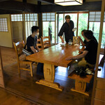 鰻花房 - ほうじ茶を振る舞ってくれます