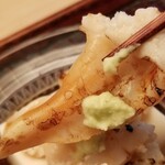 緒方 - ①炭火炙り石影貝(正式名:石垣貝)(宮城県産)載せ
      産卵期は冬～春、旬は夏～秋
      炭火で炙られて旨みが活性化し、夏の貝としては濃厚な旨みが楽しめます。