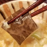 緒方 - ②すっぽん(滋賀県琵琶湖産、5kg)の縁ぺら
      全く臭みが無いのは当たり前ですが、プルプルでスッキリとした旨み。
      本当はあまり好きでないのですが、これは美味しいです♪