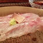 緒方 - ④赤甘鯛(長崎県上対馬産)
      産卵期は初夏～秋、旬は晩秋～晩春
      雌で産まれて大型化すると雄に性転換
      白甘鯛は上品な旨み&甘み、赤甘鯛は濃いめな旨み&甘みが特徴です
      水分が多い魚なので塩脱水が重要