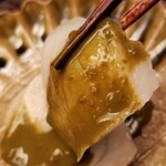 緒方 - ⑥生黒鮑(京都府間人産)、肝ソース掛け
      貝柱の先端部はコリコリ、本体に近づくほど軟らかく。
      食感の違い、旨みの違いが楽しめます。
      本体の軟らかさ&優しい旨みは上質な黒鮑ならではです。