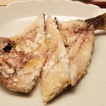 緒方 - ⑧鮎(島根県高津川産)の唐揚げ炭火焼き
      島根の美加登家さんから調達された鮎をパリッと軽く揚げてから、鮎の魚醤を塗ってから炭火焼きして芳ばしさを加えています。
      こういう鮎の食べ方も良いですね！