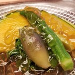緒方 - ⑨夏野菜(長茄子、南瓜、モロヘイヤ、オクラ、茗荷)の土佐酢ジュレ掛け
      揚げ物の後はさっぱりとした夏野菜のお浸し。
      ホッとひと息つける献立ですね♪