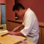 緒方 - ⑩鱧(兵庫県沼島産)
      シャッシャッとリズミカルに骨を斬っています。
      真剣な表情の緒方大将です。