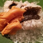 緒方 - ⑩鱧の炭火焼き霜、鱧の浮き袋、ばちこ
      蓮の葉に盛り付けられています。
      見た目が涼やかですね♪